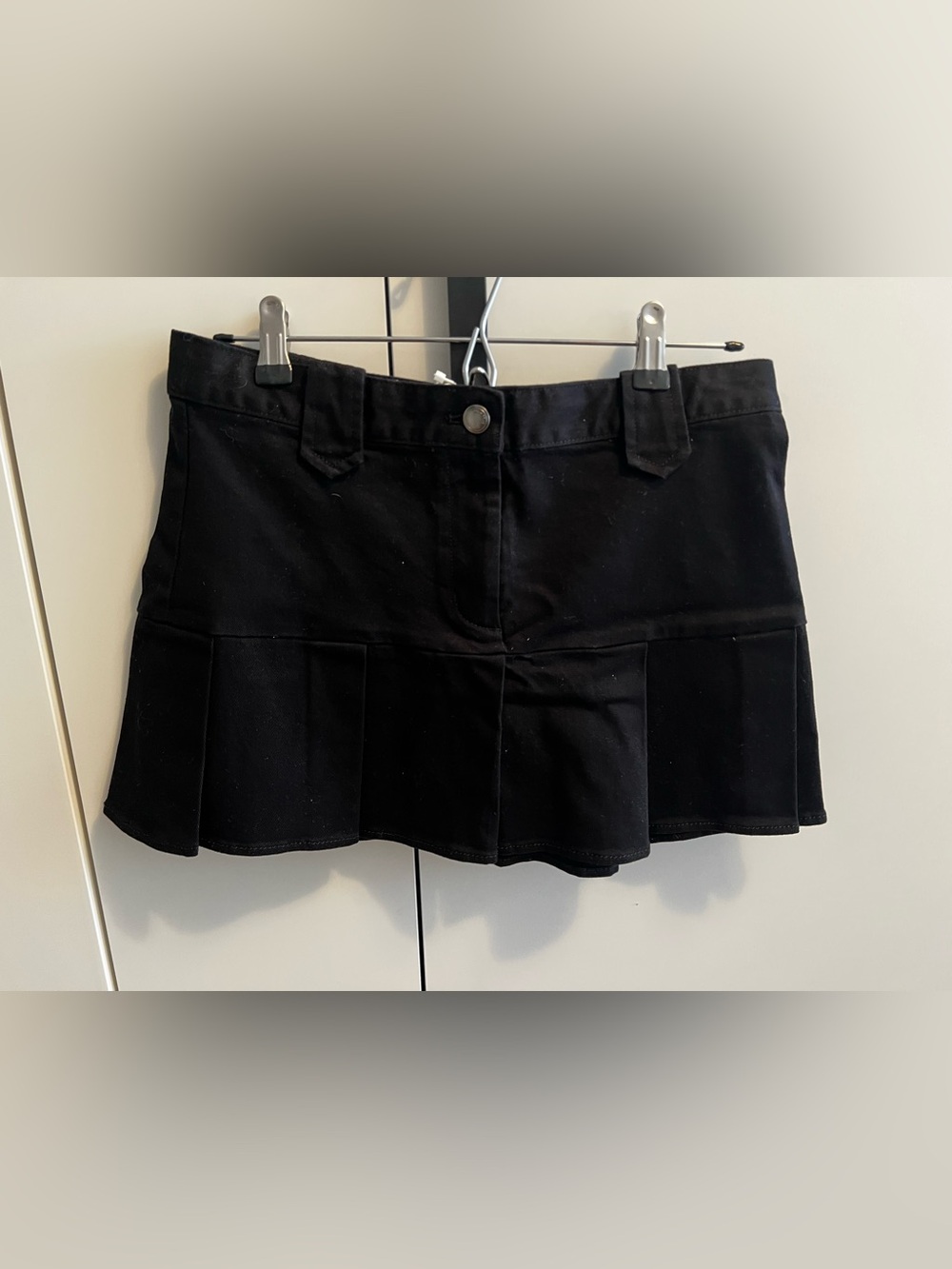 Oak and Fort Women’s Black Pleated Skirt
